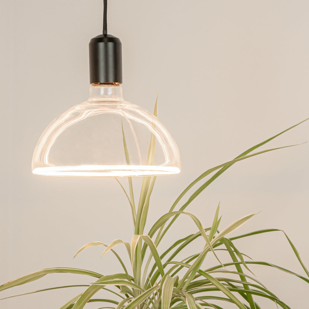 Nærbilde av filament i LED filamentpære Bowl E27 6,2W dimbar klar
