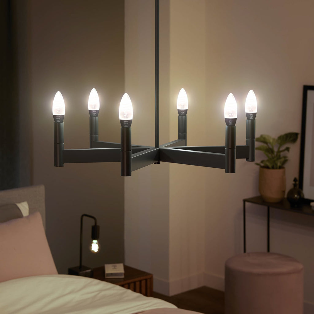 LED-filamentpære E14 kronelysform 4,6W 350lm CCT 2-pk Philips Hue montert i lampe