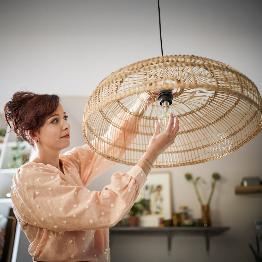 Detalj av klar glass på LED filamentpære E14 P45 4,3W 2700K klar 3-pakning - Philips