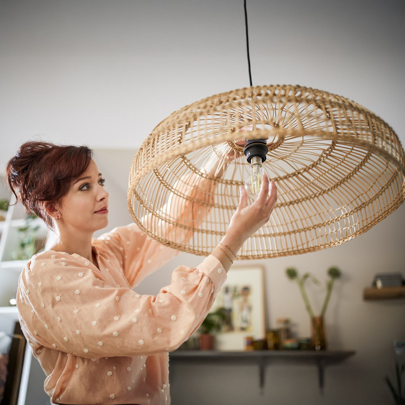 Detalj av klar glass på LED filamentpære E14 P45 4,3W 2700K klar 3-pakning - Philips