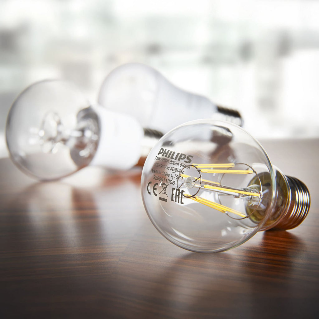 Montert LED filamentpære E14 P45 4,3W 2700K klar 3-pakning - Philips i lampe