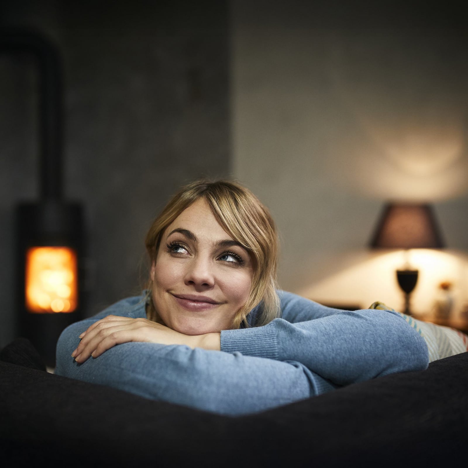 Nærbilde av sokkel på LED filamentpære E14 P45 4,3W 2700K klar 3-pakning - Philips
