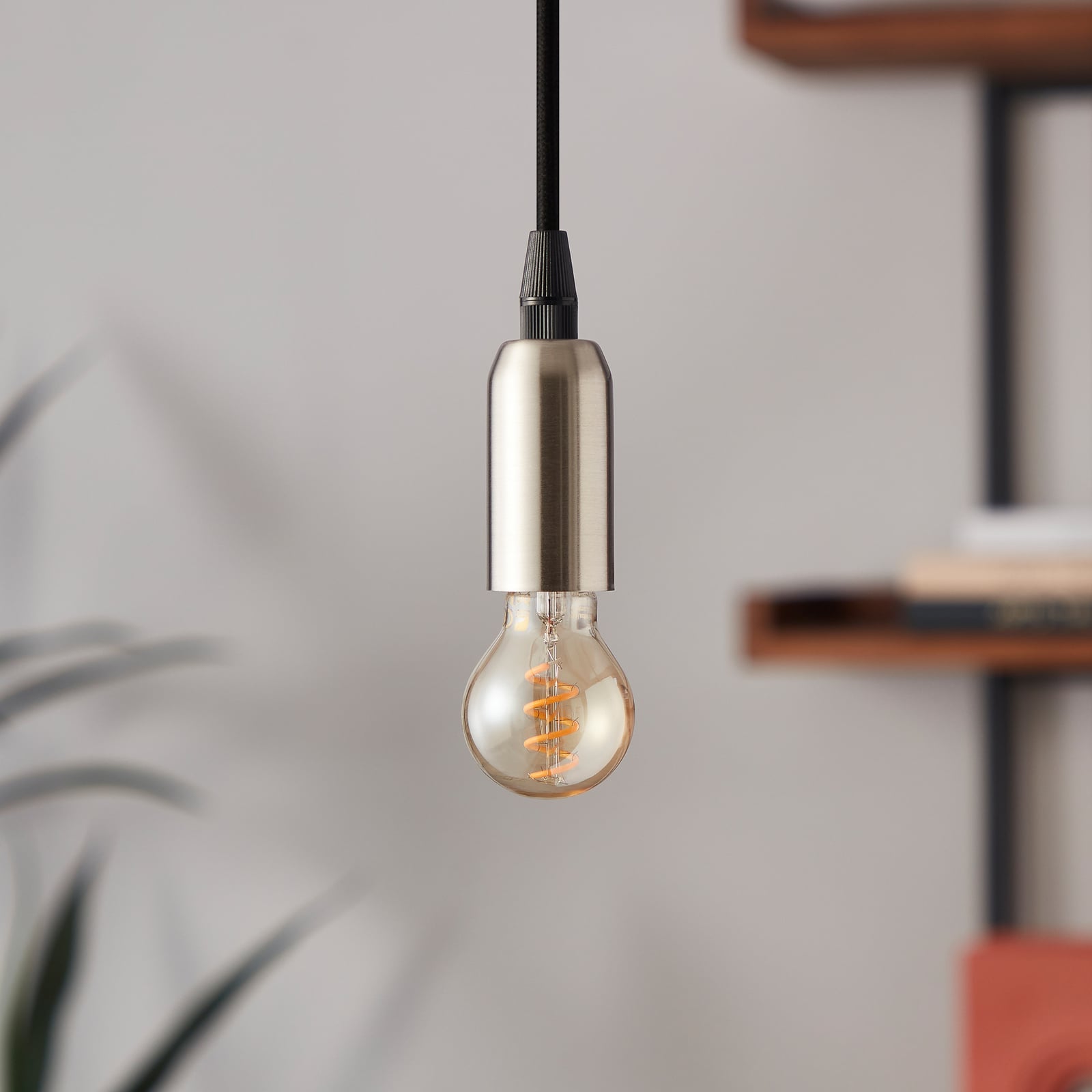 Montert LED filamentpære E14 P45 4W 2000K amber dimbar i lampe