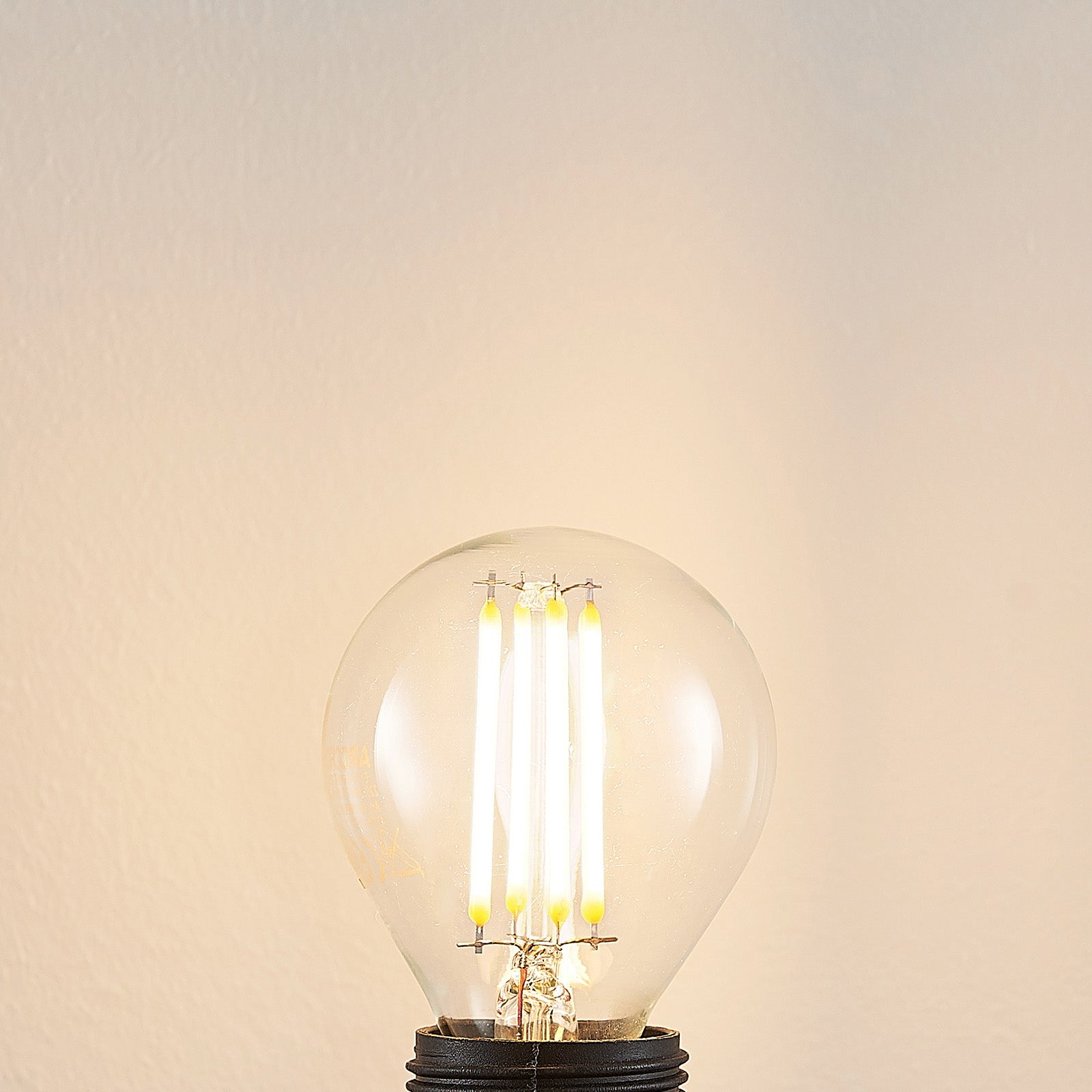 LED filamentpære E14 P45 4W 2700K klar dimbar - Arcchio montert i lampe