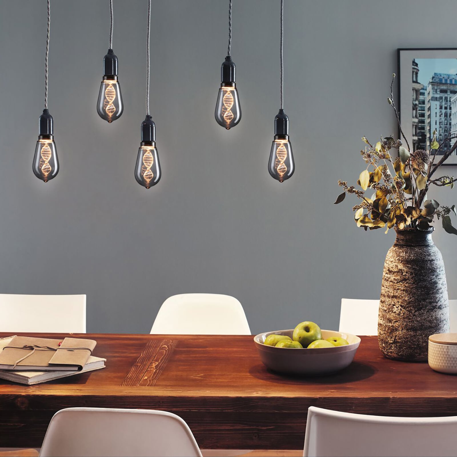 LED filamentpære E27 3,5W Helix 1800K ST64 røykfarget montert i lampe