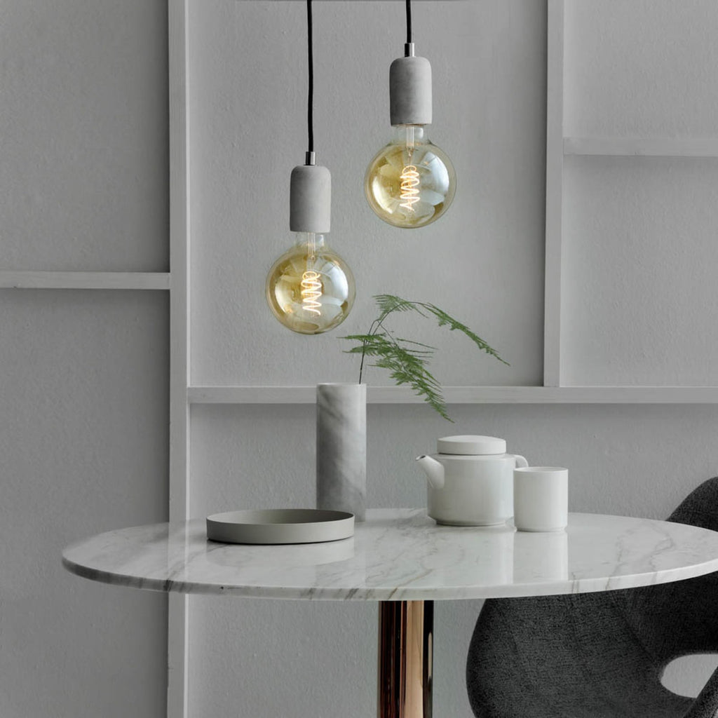 Detalj av LED filamentpære E27 3,8W G125 gull 2100K dimbar