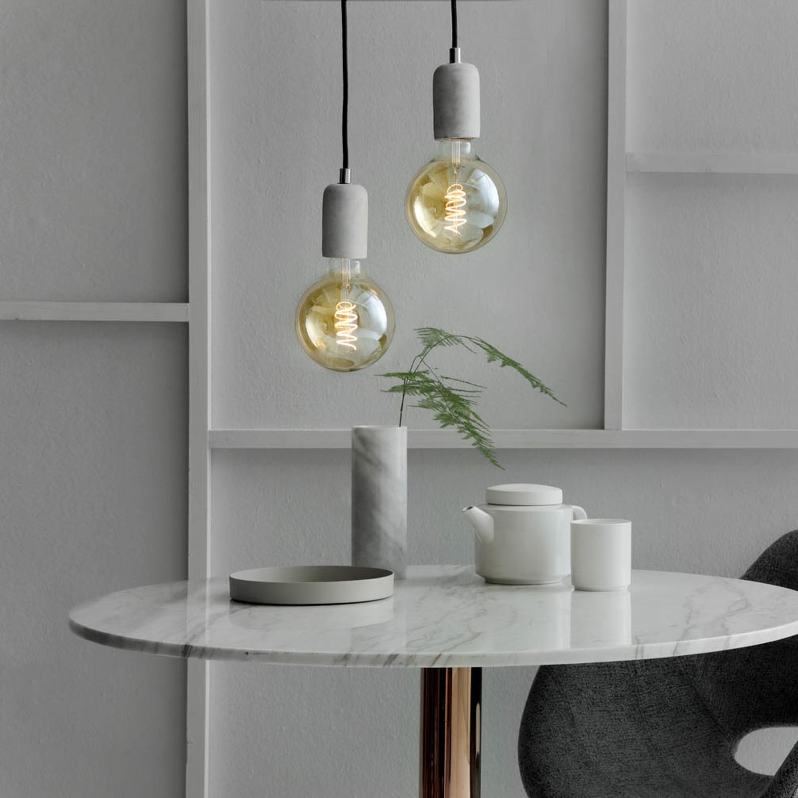 Detalj av LED filamentpære E27 3,8W G125 gull 2100K dimbar