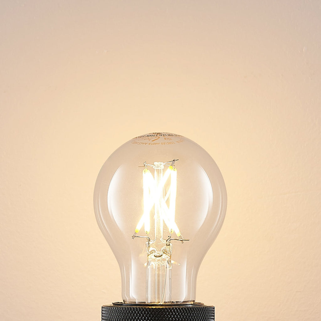 Nærbilde av LED filamentpære E27 4W 2700K dimbar klar pæreform Arcchio