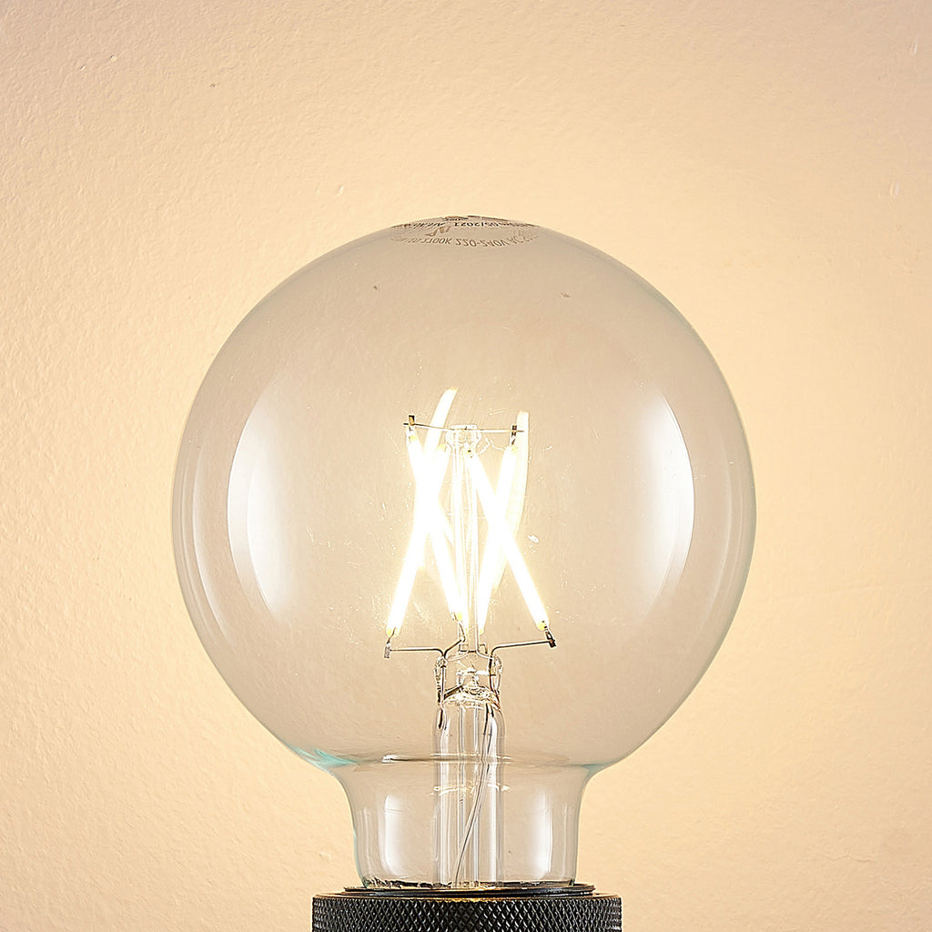 LED filamentpære E27 4W 2700K G95 globe dimbar klar 3-pk montert