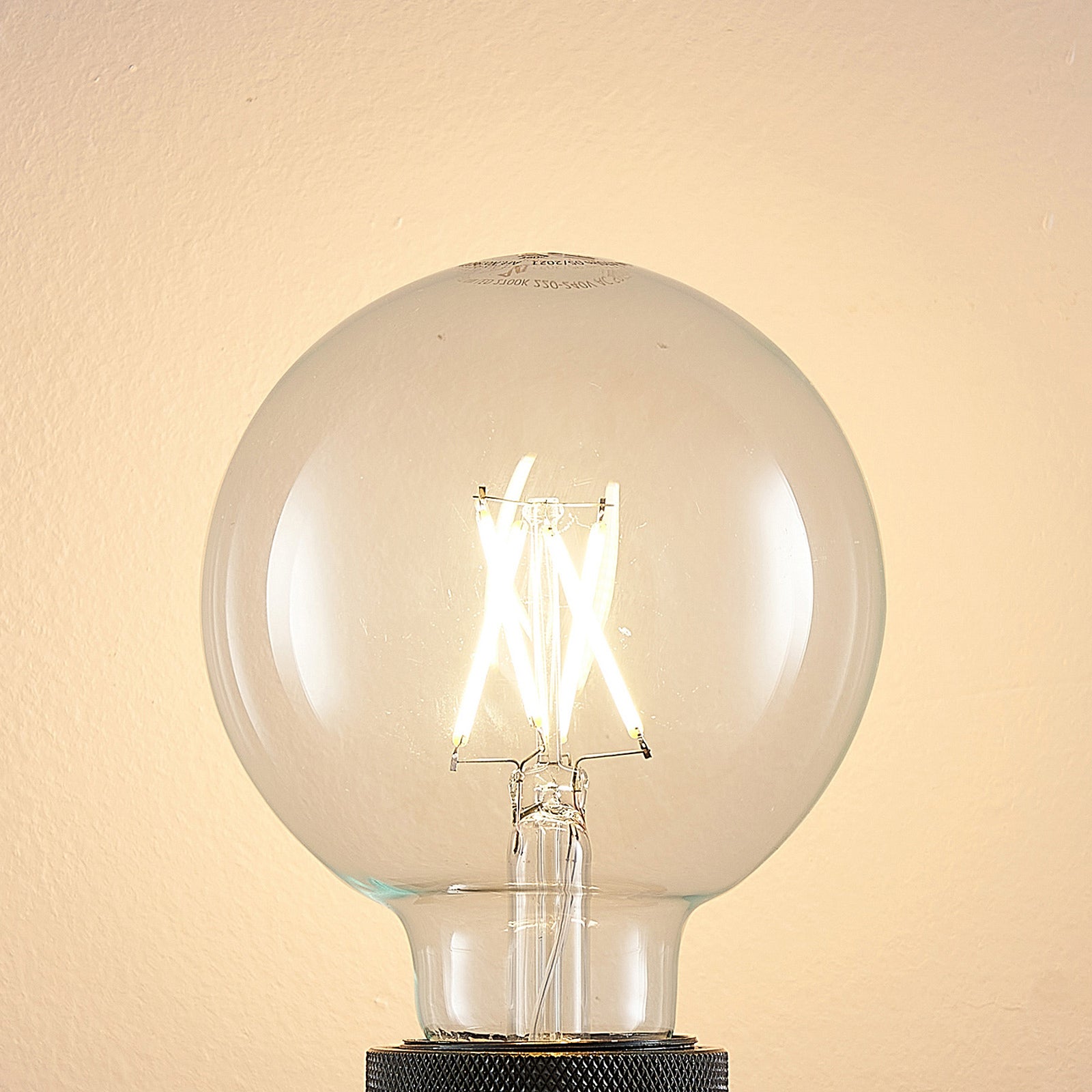 LED filamentpære E27 4W 2700K G95 globe dimbar klar 3-pk montert
