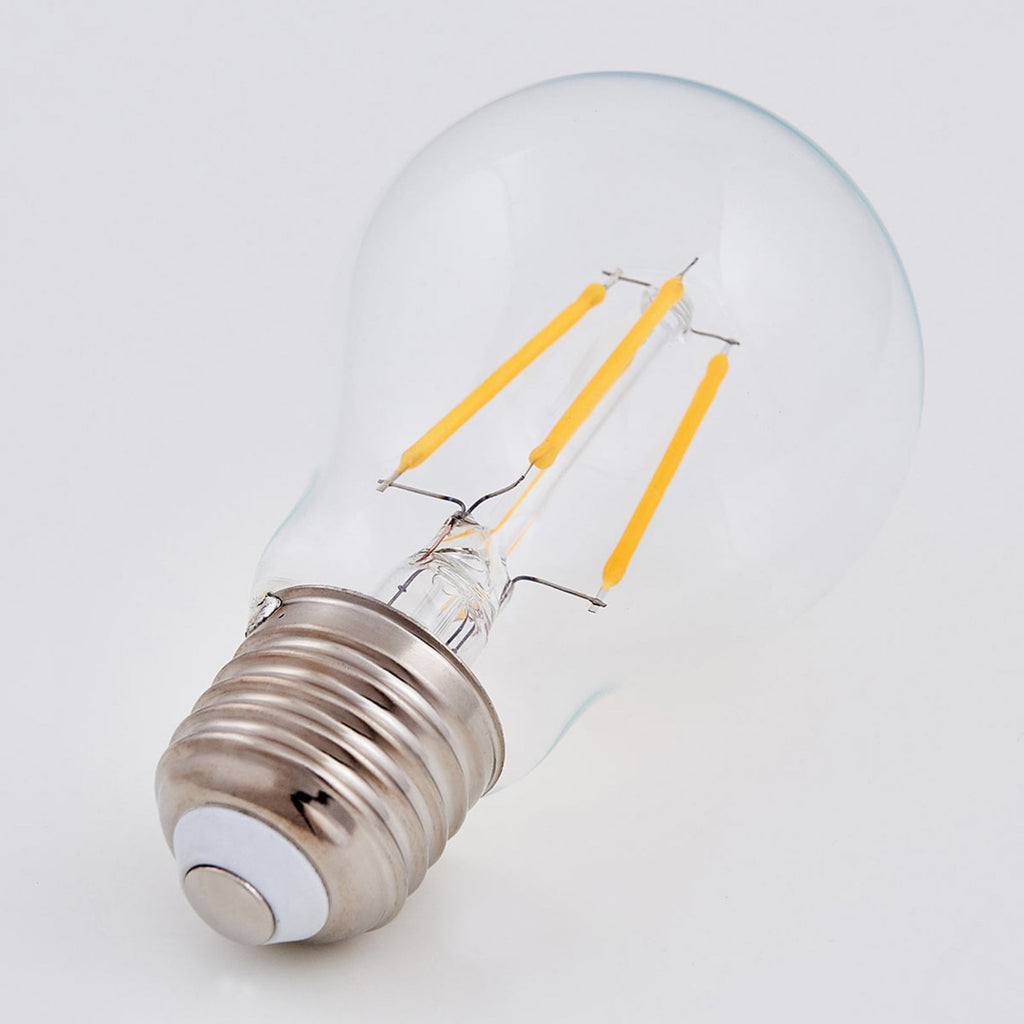 LED filamentpære E27 4W 470 lm klar varmhvit 2700K montert i lampe