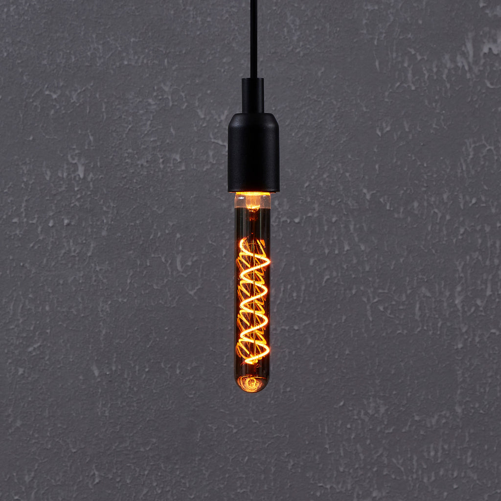 LED filamentpære E27 4W T30 rørform 1700K røykfarget montert i lampe
