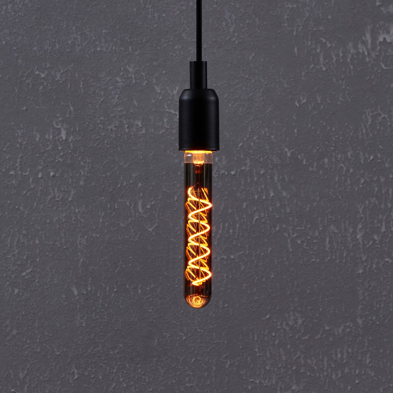 LED filamentpære E27 4W T30 rørform 1700K røykfarget montert i lampe