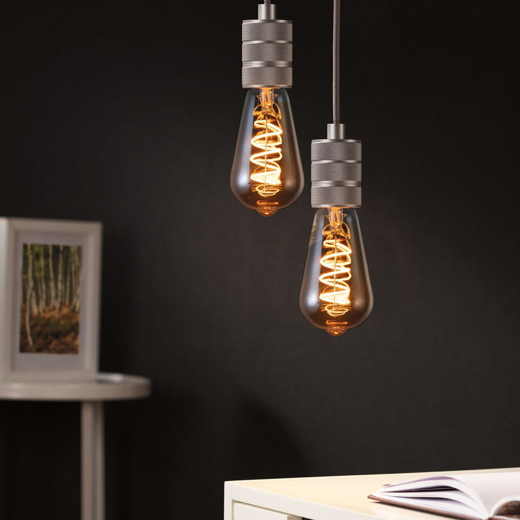 LED filamentpære E27 5W ST64 1800K gull dimbar - Paulmann montert i lampe