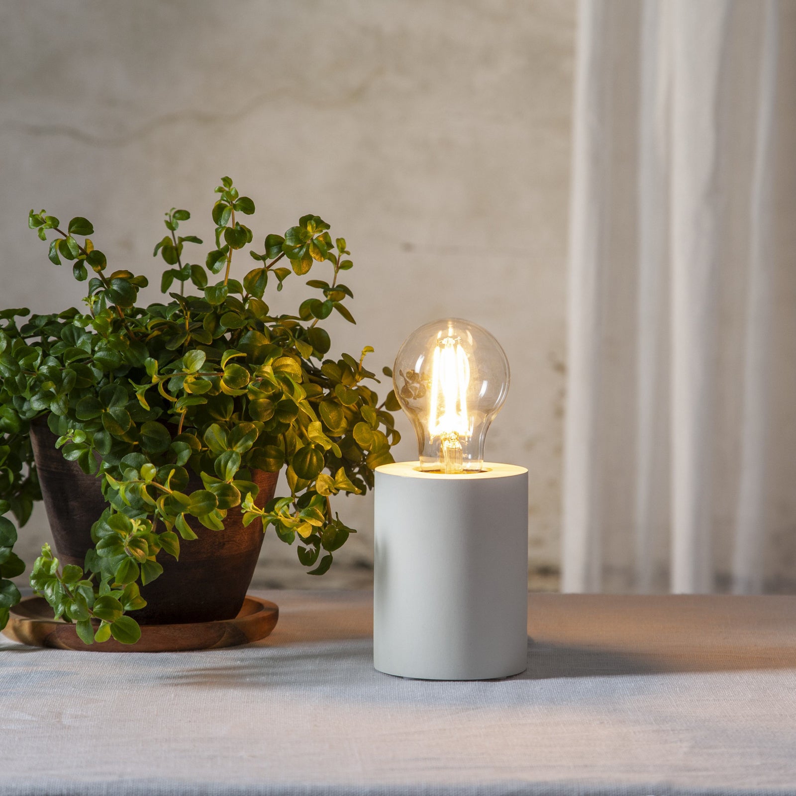 LED filamentpære E27 6,5W 2100K dimbar klar pæreform STAR TRADING montert i lampe