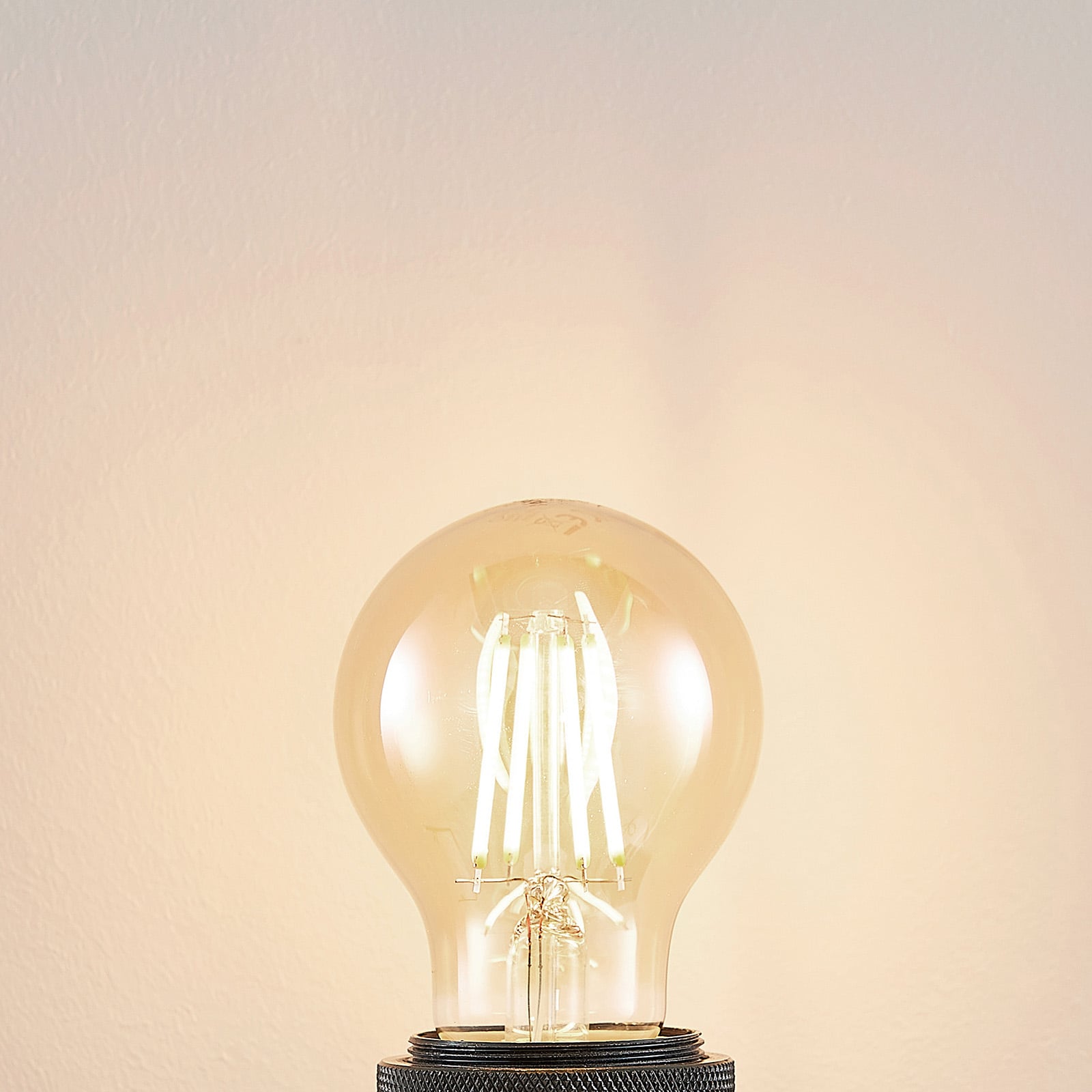 LED filamentpære E27 6,5W 2500K amber 3-stegs dimbar Arcchio i lampe opplyst