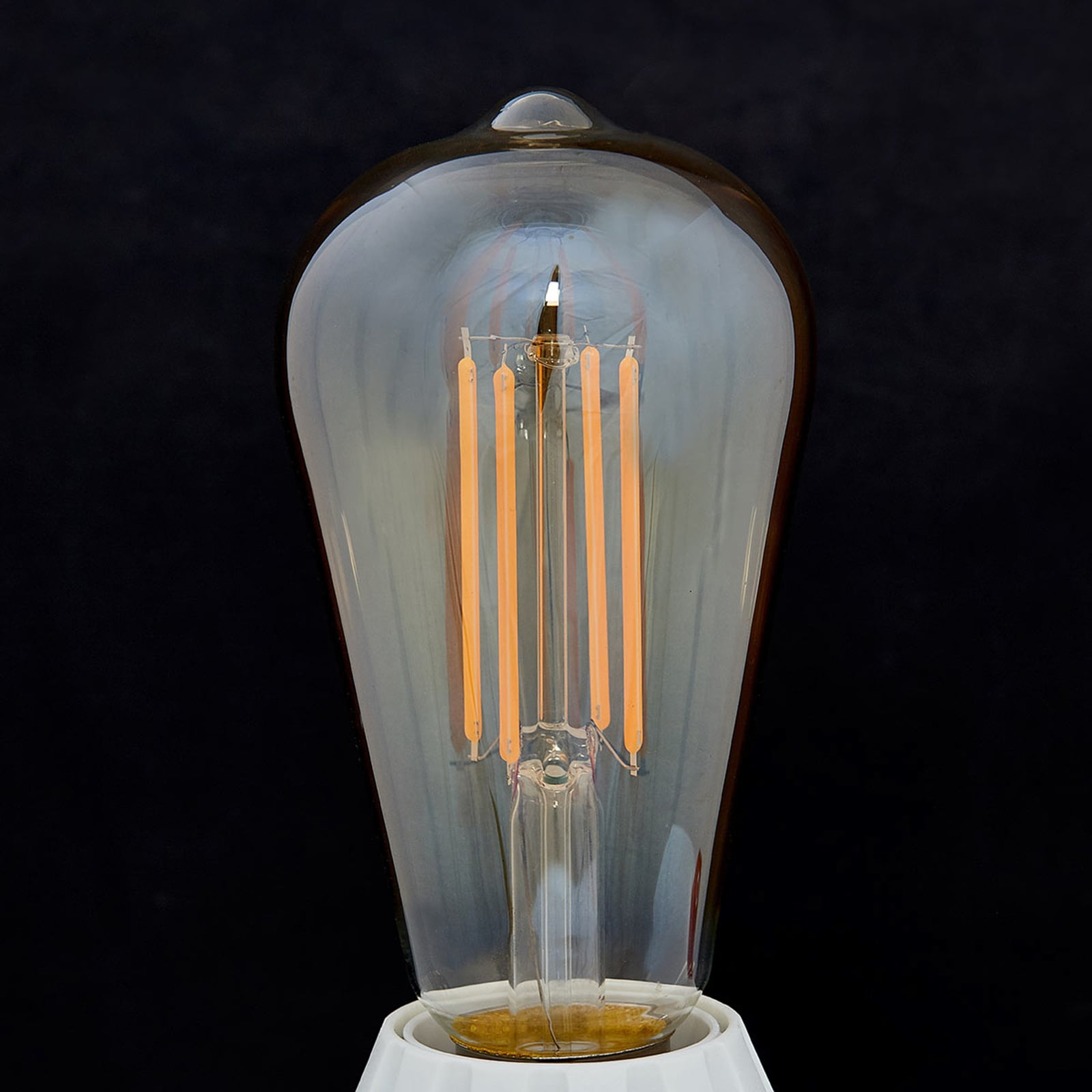 LED filamentpære E27 6W 1800K amber 3-pack montert i lampe