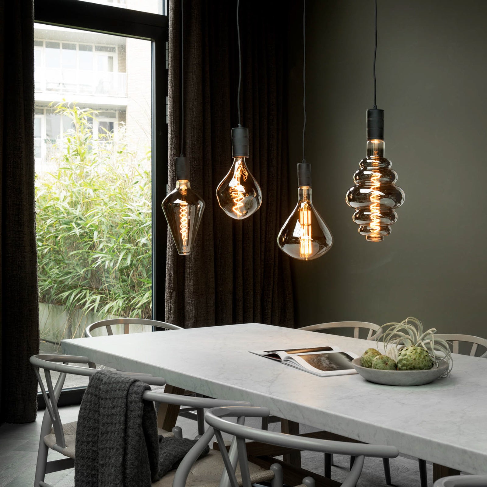 Detalj av LED filamentpære E27 6W 1800K dimbar titan