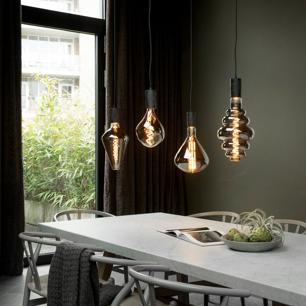 Montert LED filamentpære E27 6W 1800K dimbar titan i lampe
