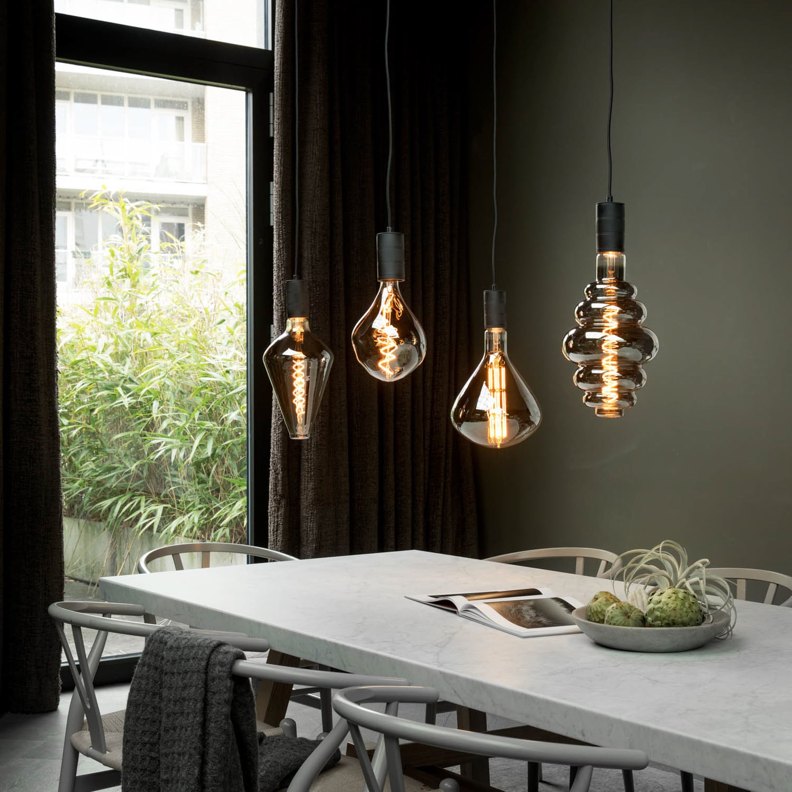 Montert LED filamentpære E27 6W 1800K dimbar titan i lampe