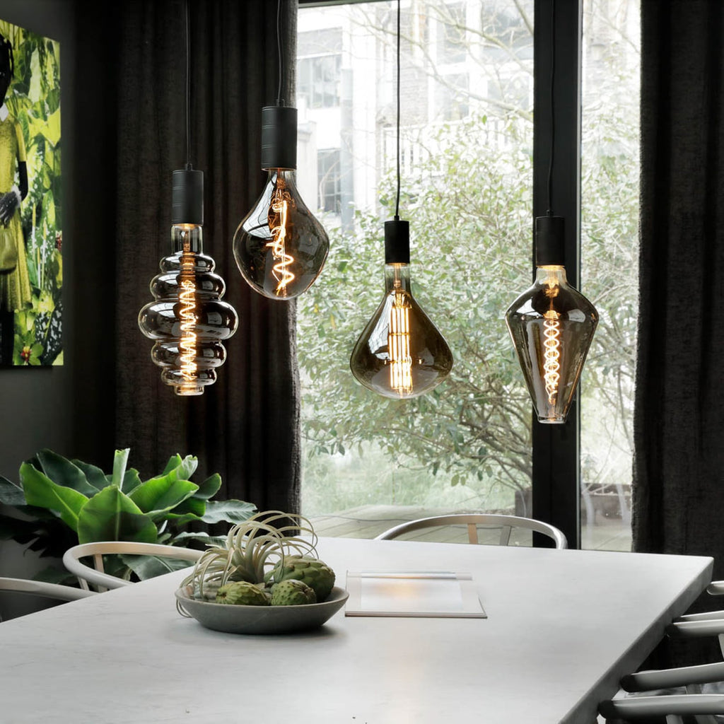Nærbilde av LED filamentpære E27 6W 1800K dimbar titan