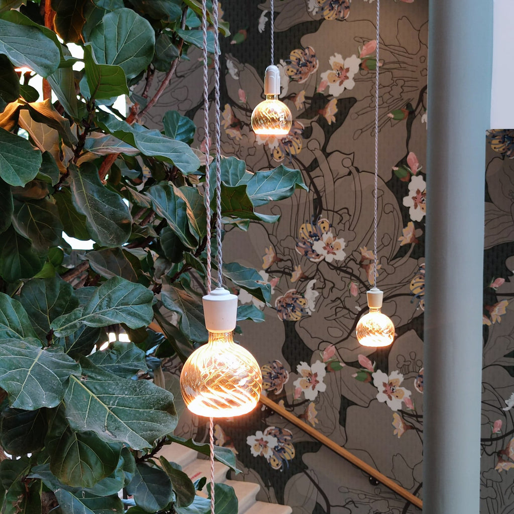 Detalj av LED filamentpære E27 6W 1900K globe G150 dimbar røykgrå