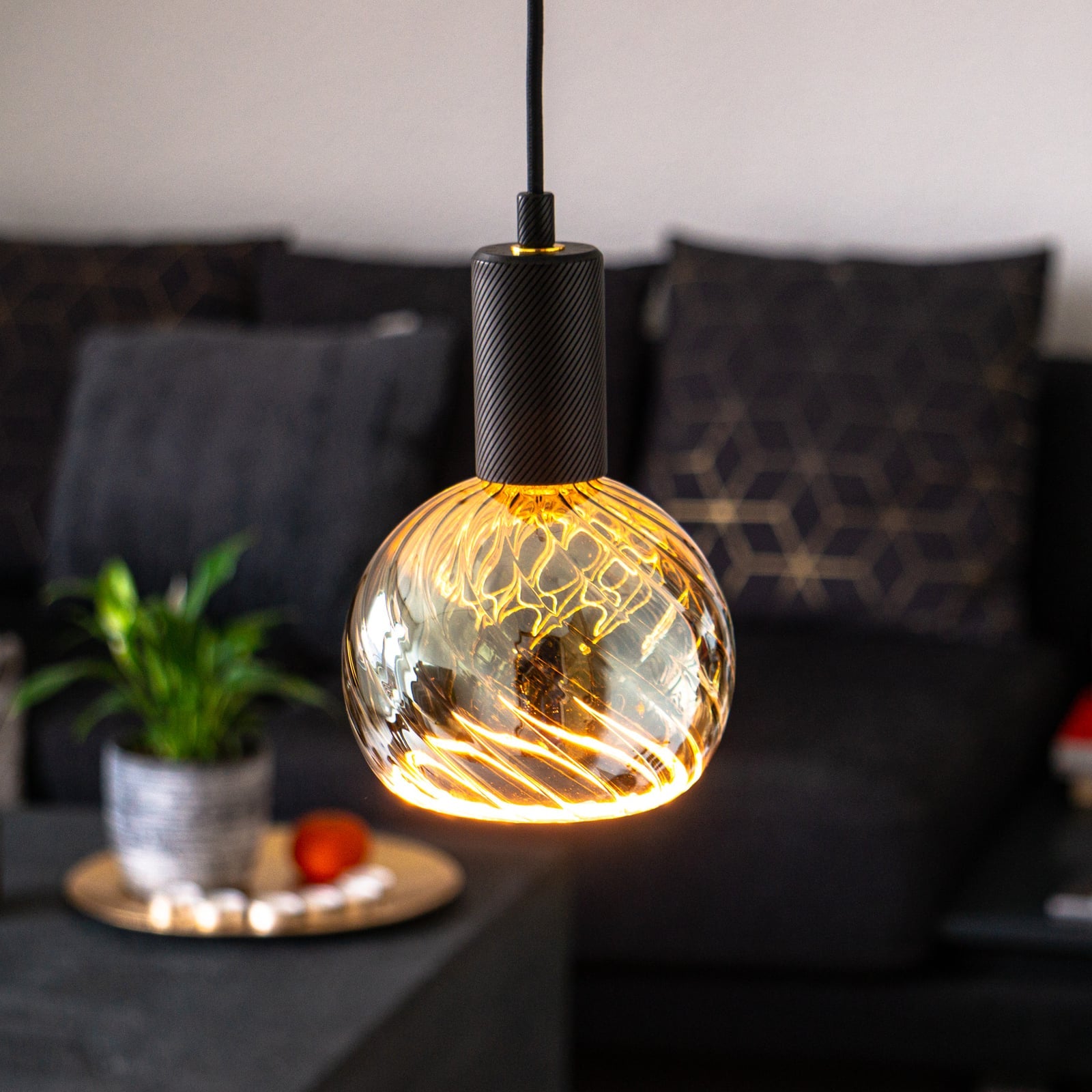 Nærbilde av filament i LED filamentpære E27 6W 1900K globe G150 dimbar røykgrå