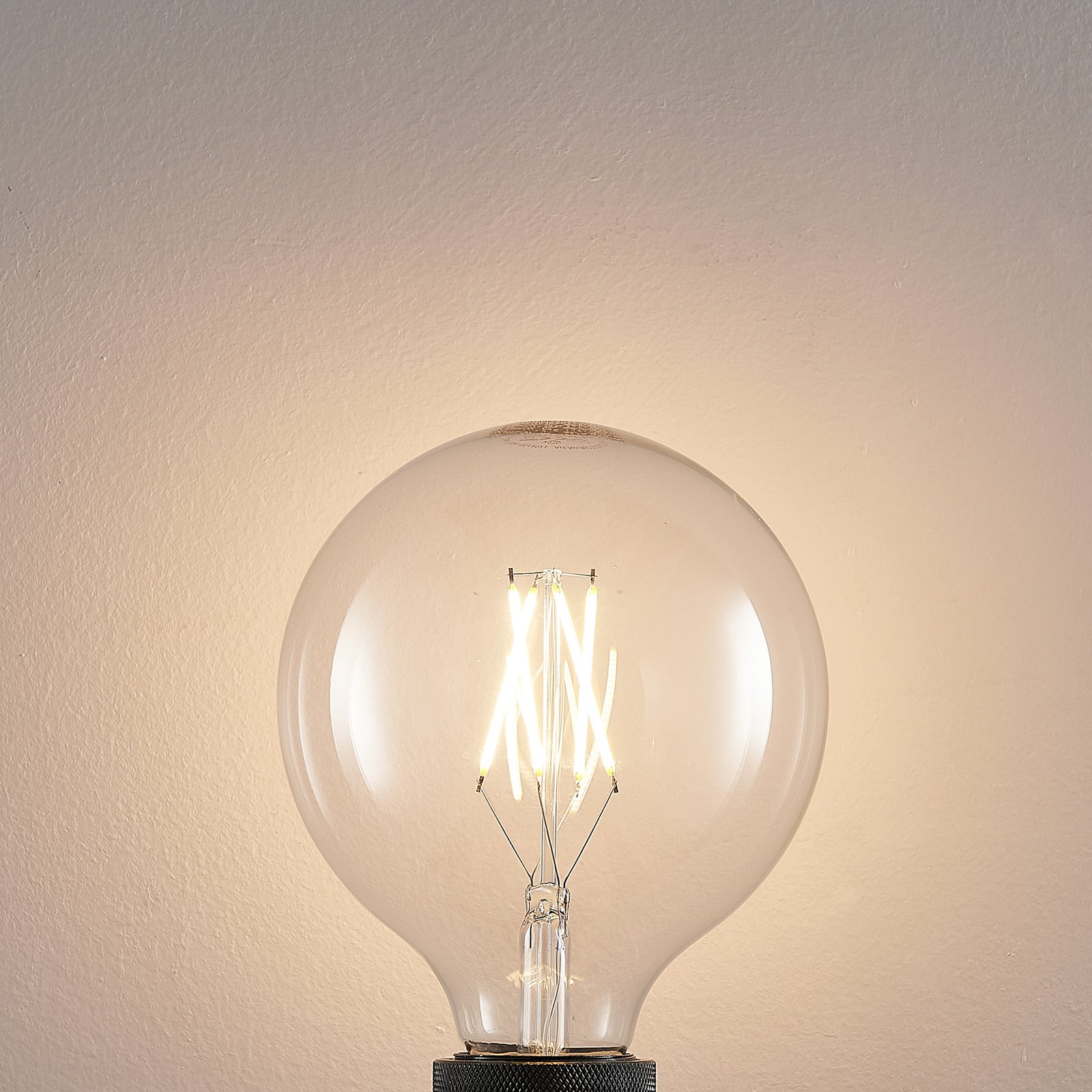 Nærbilde av LED filamentpære E27 6W 2700K globe G125 dimbar klar - Arcchio