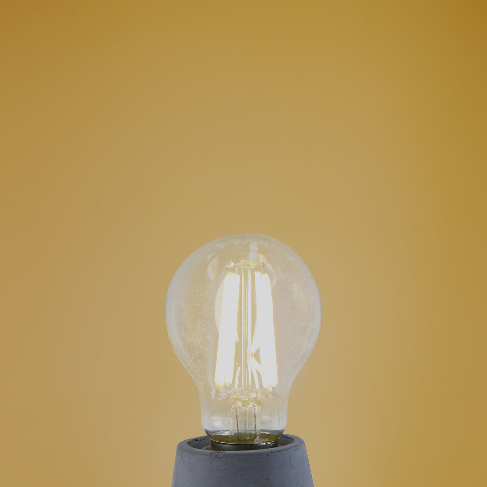 LED filamentpære E27 7,2W 1521lm 3000K klar - Arcchio montert i lampe