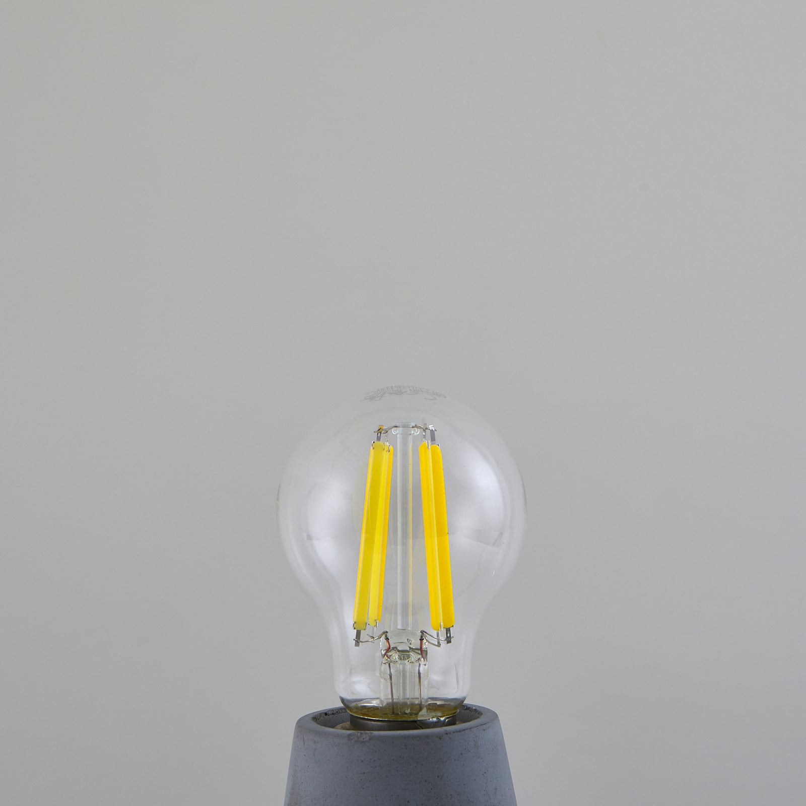 LED filamentpære E27 7,2W 1521lm 3000K klar - Arcchio nærbilde av glass