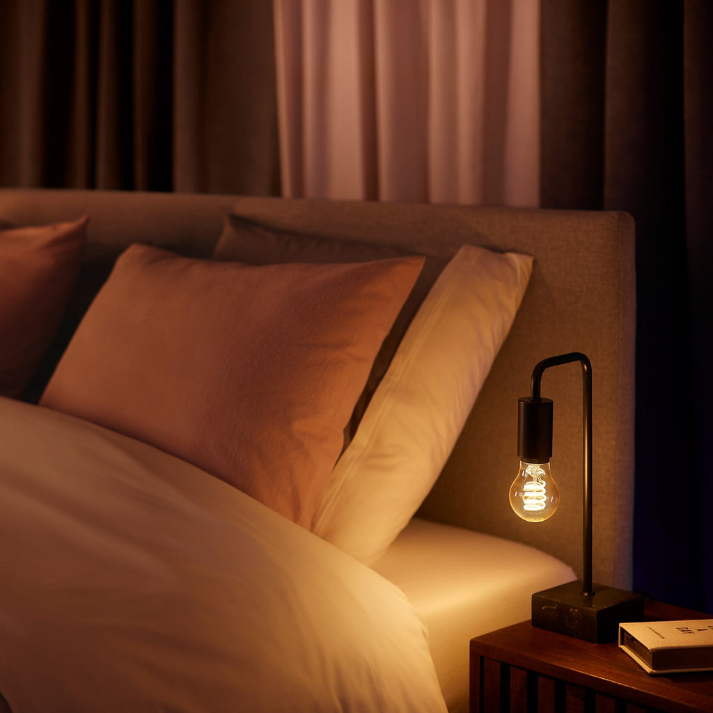 LED filamentpære E27 7W 2100K dimbar klar 550lm Philips Hue detalj av filament