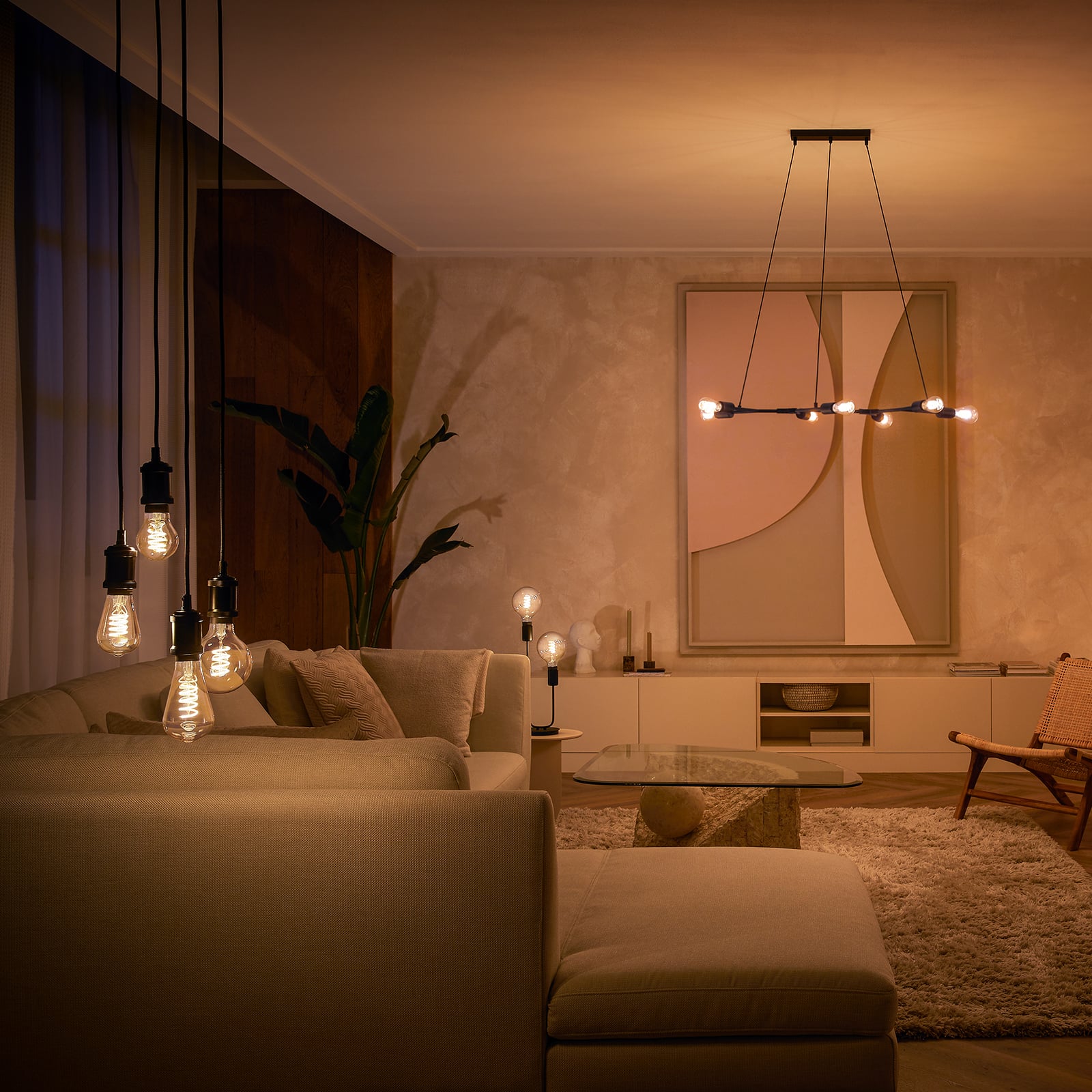 LED filamentpære E27 7W 2100K dimbar klar 550lm Philips Hue montert i lampe