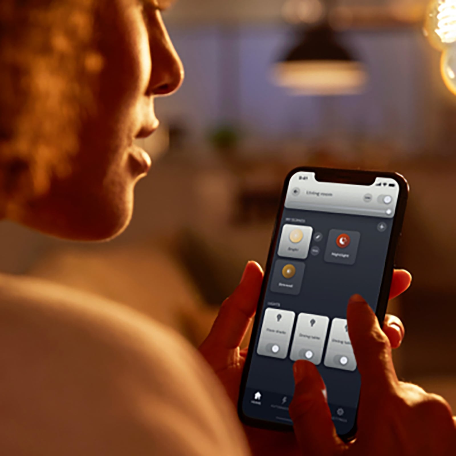 LED filamentpære E27 7W 2100K dimbar klar 550lm Philips Hue nærbilde av sokkel