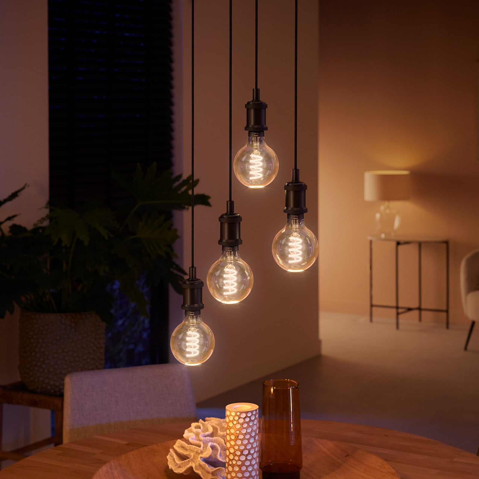 LED filamentpære E27 7W 2100K dimbar klar 550lm Philips Hue lysdetalj