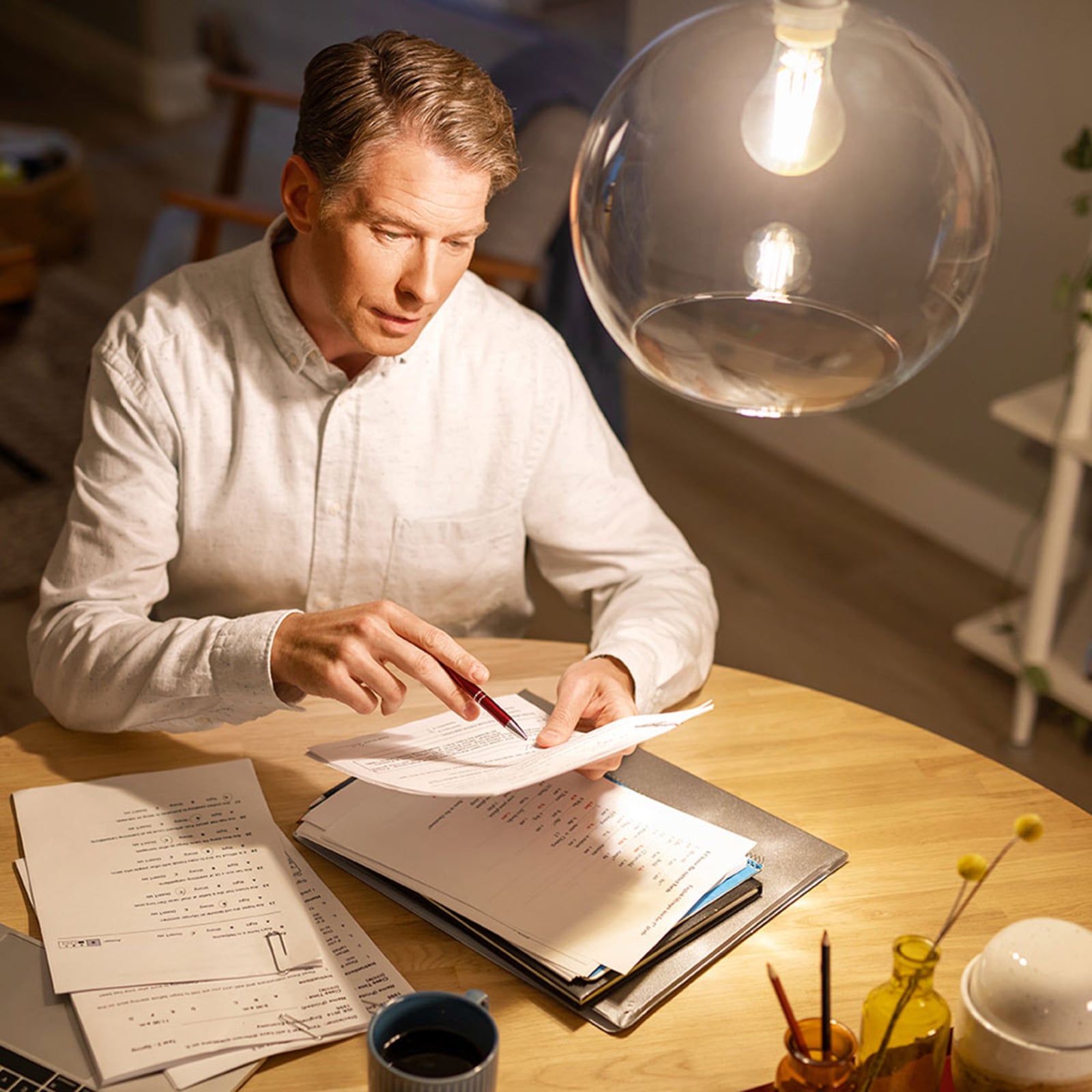 LED filamentpære E27 7W 2700K klar pæreform - Philips montert i lampe