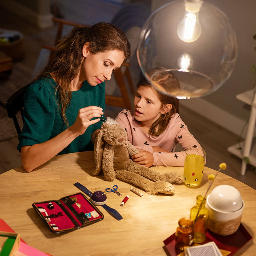 LED filamentpære E27 7W 2700K klar pæreform - Philips nærbilde av pære