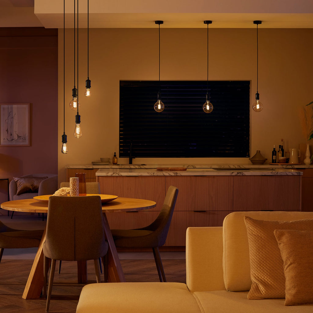 Detalj av LED filamentpære E27 7W globe G125 dimbar 2100K - Philips Hue
