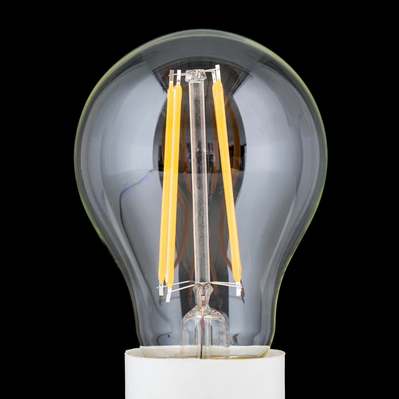 Detaljbilde av LED filamentpære E27 8W 2700K 806 lm dimbar klar
