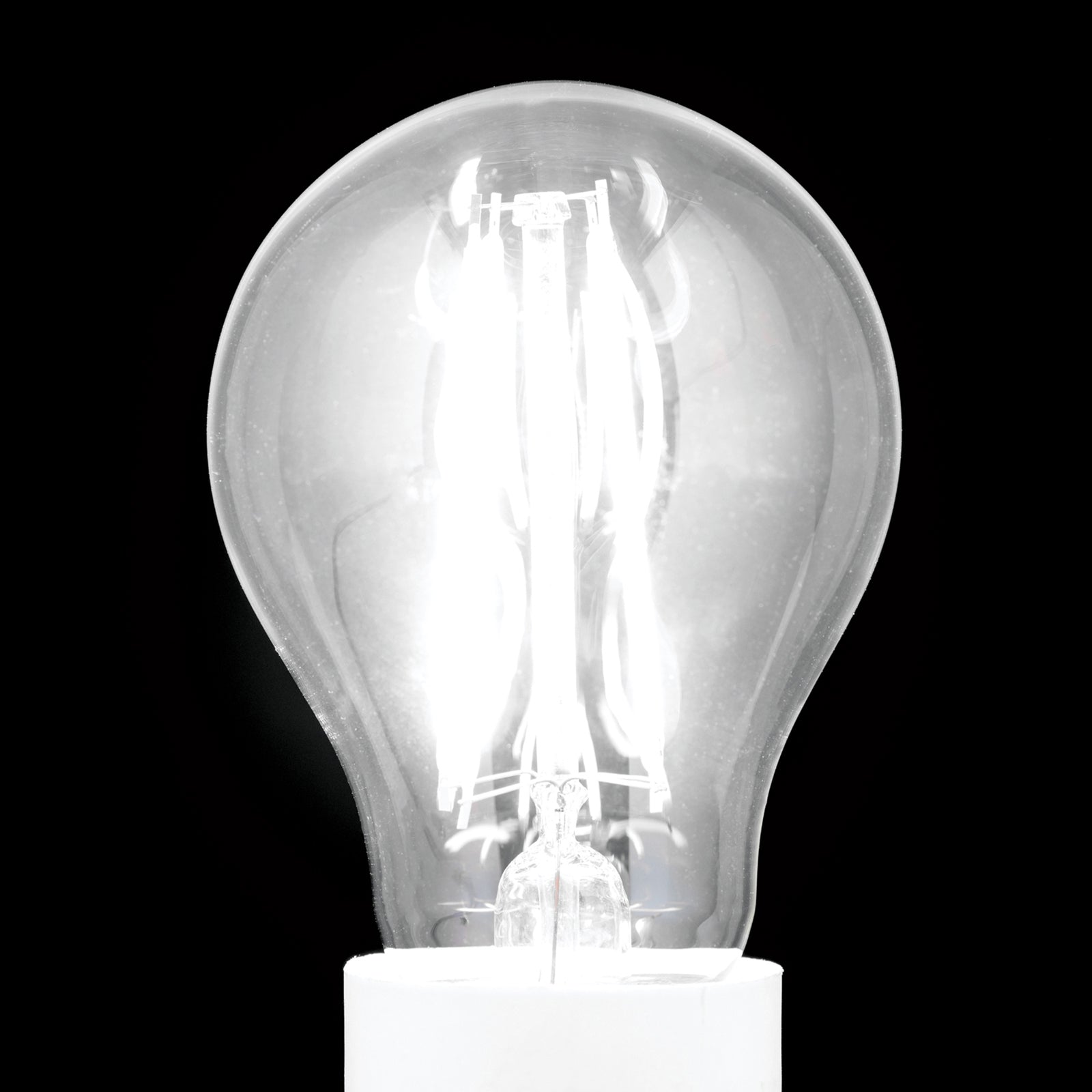 Montert LED filamentpære E27 8W 2700K 806 lm dimbar klar i lampe