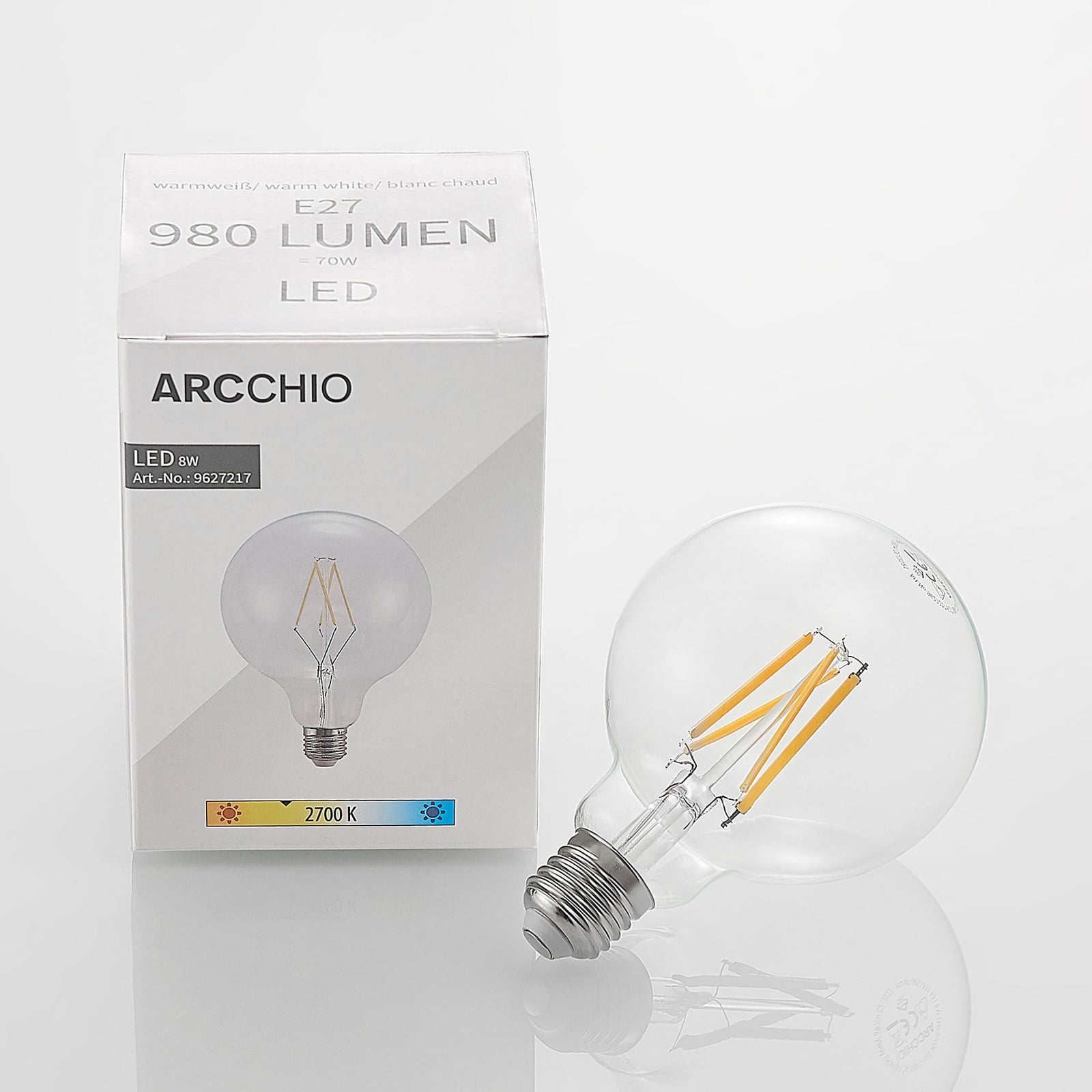 LED filamentpære E27 8W 2700K dimbar G95 globe klar montert i lampe