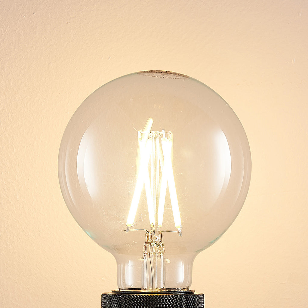 Nærbilde av LED filamentpære E27 8W 2700K dimbar G95 globe klar
