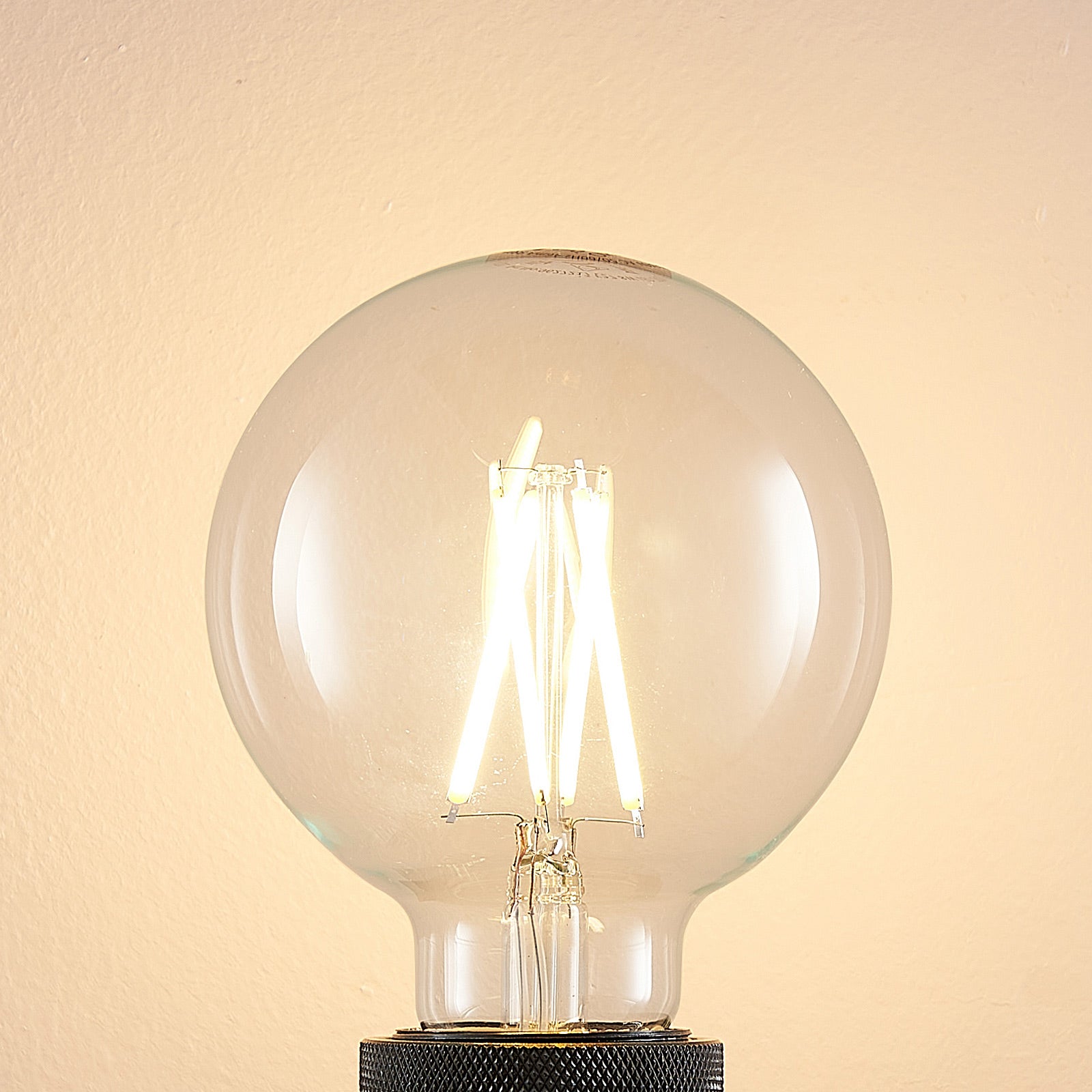 Nærbilde av LED filamentpære E27 8W 2700K dimbar G95 globe klar