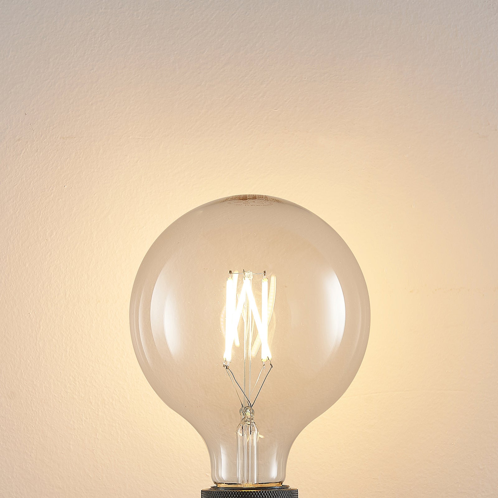 LED filamentpære E27 8W 2700K G125 globe dimbar klar - Arcchio nærbilde