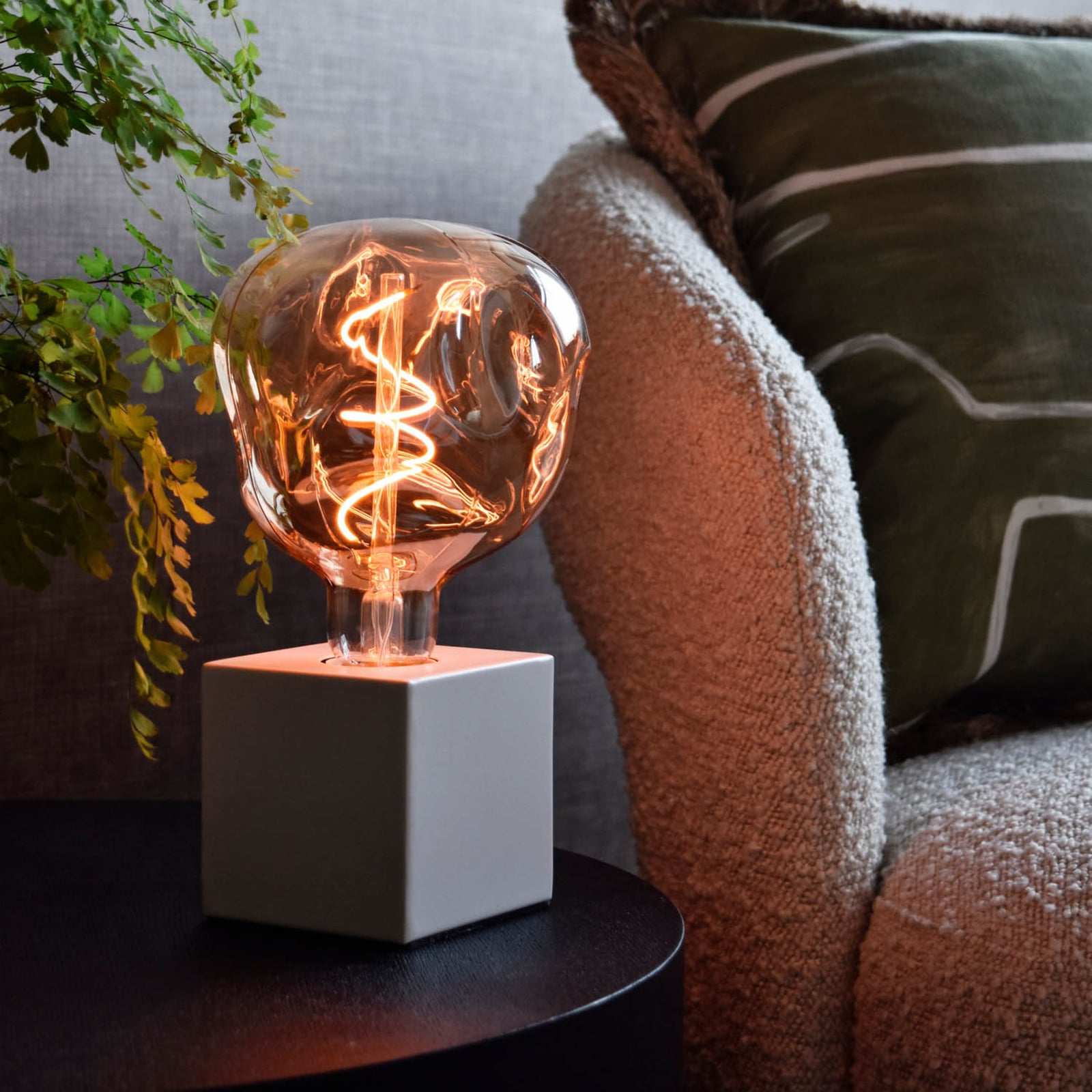 Detalj av LED filamentpære E27 G125 4W 1800K dimbar gull - Calex
