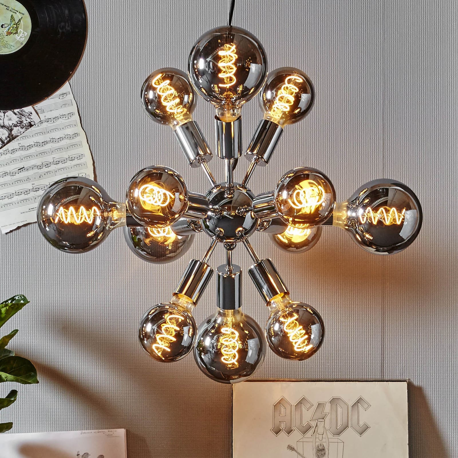 Detalj av LED filamentpære E27 G125 globe 2W 2100K dimbar røykfarget