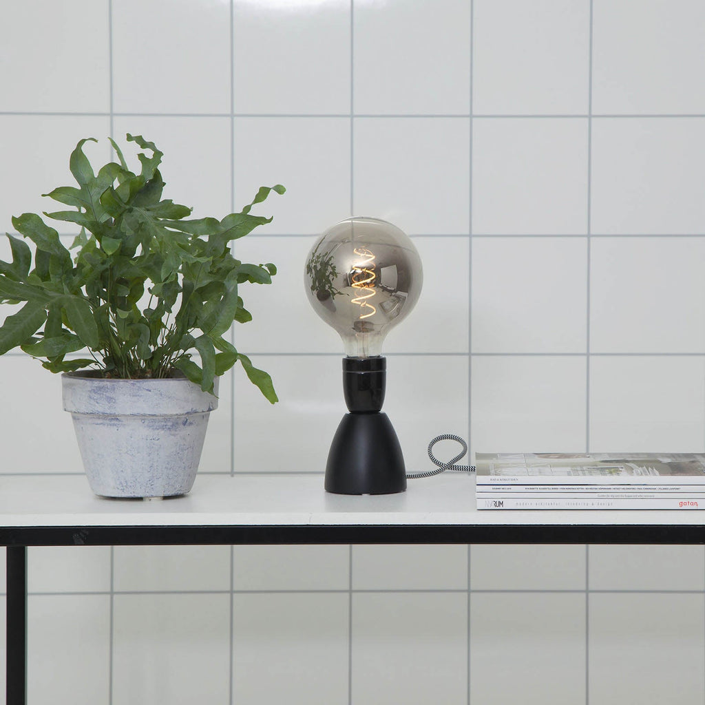 LED filamentpære E27 G125 globe 2W 2100K dimbar røykfarget montert i lampe