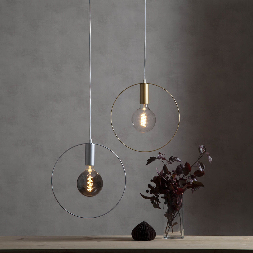 Nærbilde av LED filamentpære E27 G125 globe 2W 2100K dimbar røykfarget