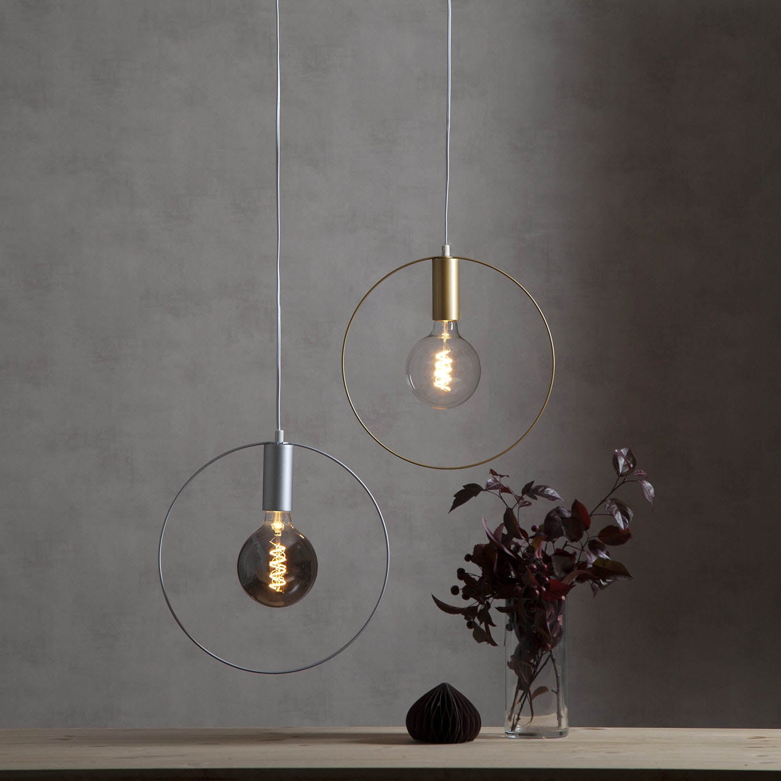 Nærbilde av LED filamentpære E27 G125 globe 2W 2100K dimbar røykfarget