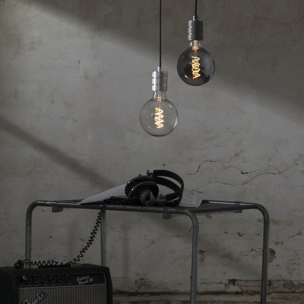 LED filamentpære E27 G125 globe 2W 2100K dimbar røykfarget sideprofil