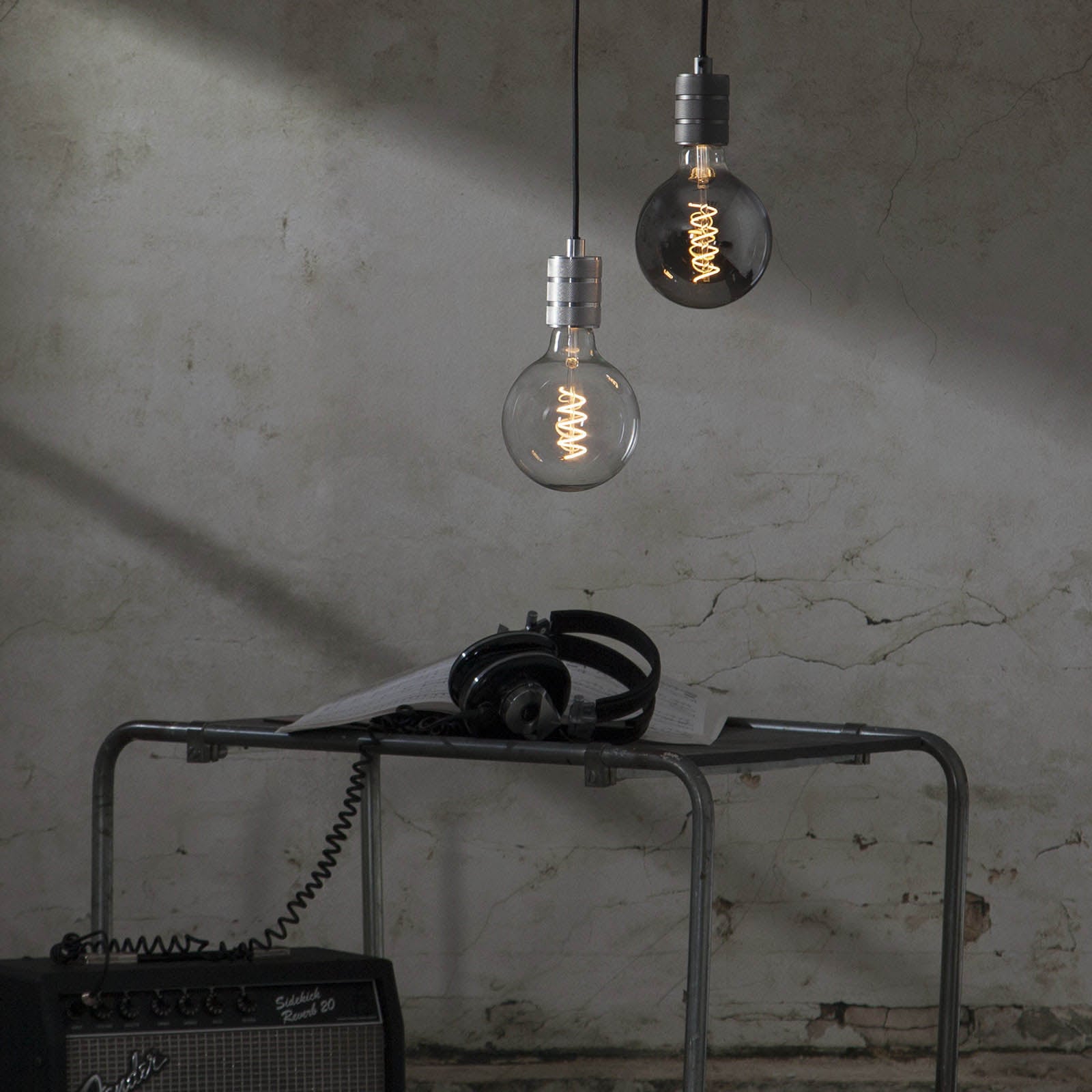 LED filamentpære E27 G125 globe 2W 2100K dimbar røykfarget sideprofil